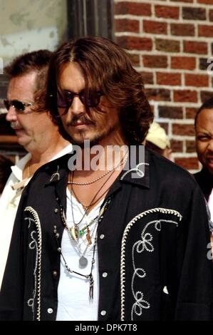 28 juillet 2006 - K49131AR.Johnny Depp ARRIVE À LETTERMAN SHOW.Ed Sullivan Theater. .07-27-2006. ANDREA 2006- RENAULT.Johnny Depp.(Image Crédit : © Globe Photos/ZUMAPRESS.com) Banque D'Images