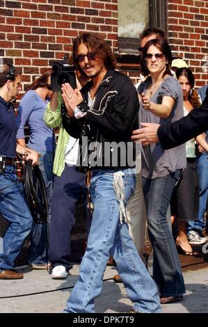 28 juillet 2006 - K49131AR.Johnny Depp ARRIVE À LETTERMAN SHOW.Ed Sullivan Theater. .07-27-2006. ANDREA 2006- RENAULT.Johnny Depp.(Image Crédit : © Globe Photos/ZUMAPRESS.com) Banque D'Images