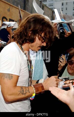 28 juillet 2006 - K49131AR.Johnny Depp ARRIVE À LETTERMAN SHOW.Ed Sullivan Theater. .07-27-2006. ANDREA 2006- RENAULT.Johnny Depp(Image Crédit : © Globe Photos/ZUMAPRESS.com) Banque D'Images