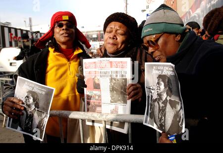 28 décembre 2006 - New York, New York, USA - K51183AR.HOMMAGE ET LA CONSULTATION DU PUBLIC DE JAMES BROWN.À L'Apollo Theatre, NEW YORK New York 12-28-2006. ANDREA RENAULT-(Image Crédit : © Globe Photos/ZUMAPRESS.com) Banque D'Images