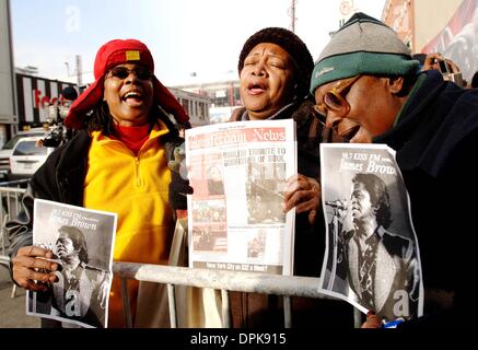 28 décembre 2006 - New York, New York, USA - K51183AR.HOMMAGE ET LA CONSULTATION DU PUBLIC DE JAMES BROWN.À L'Apollo Theatre, NEW YORK New York 12-28-2006. ANDREA RENAULT-(Image Crédit : © Globe Photos/ZUMAPRESS.com) Banque D'Images