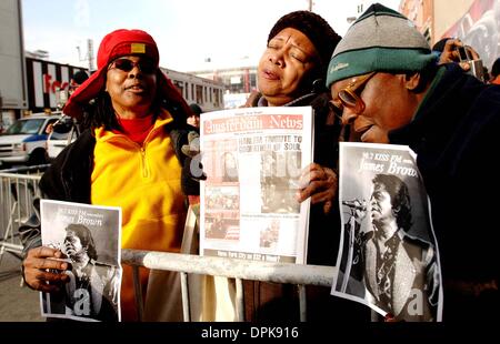 28 décembre 2006 - New York, New York, USA - K51183AR.HOMMAGE ET LA CONSULTATION DU PUBLIC DE JAMES BROWN.À L'Apollo Theatre, NEW YORK New York 12-28-2006. ANDREA RENAULT-(Image Crédit : © Globe Photos/ZUMAPRESS.com) Banque D'Images