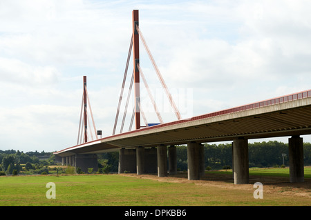 EMSCHERSCHNELLWEG PONT SUR LE RHIN, Duisburg, Allemagne. Banque D'Images
