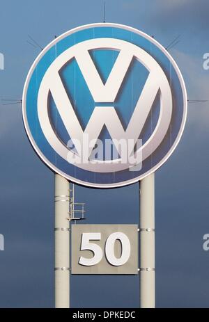 Document - un document photo mis à disposition par Volkswagen présente le logo VW à l'usine Volkswagen à Puebla, Mexique, 14 janvier 2014. En ce jour, Volkswagen de Mexico célèbre son 50e anniversaire. Banque D'Images