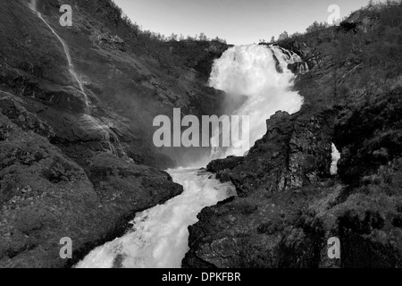 Cascade Kjosfossen, l'un des arrêts sur le pittoresque chemin de fer Flam, Sogn og Fjordane, région de Norvège, Scandinavie, Europe Banque D'Images