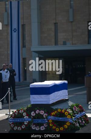 Jérusalem, Israël. 13 Jan, 2014. Le cercueil de l'ancien Premier Ministre israélien, Ariel Sharon, se dresse sur l'affichage en face de la Knesset, le siège de parlement d'Israël, à Jérusalem, Israël, 13 janvier 2014. Photo : Daniel Naupold/dpa/Alamy Live News Banque D'Images