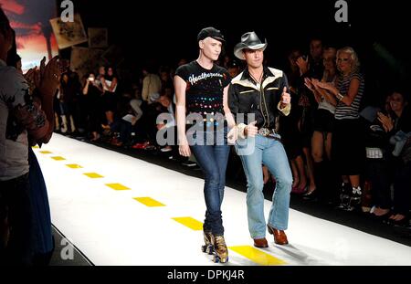 13 septembre 2006 - New York, New York, USA - K49741AR.OLYMPUS FASHION WEEK Spring 2007 Collection d'HEATHERETT ( ) LA PISTE..NEW YORK New York .09-12-2006. ANDREA RENAULT - 2006.(Image Crédit : © Globe Photos/ZUMAPRESS.com) Banque D'Images