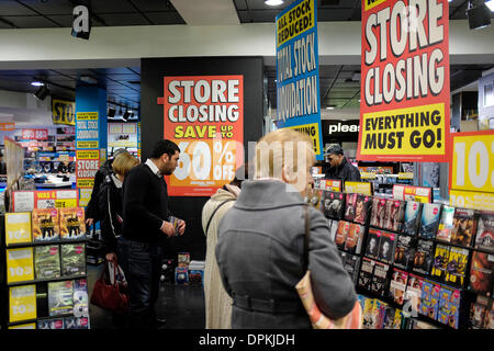 Oxford, UK. 14 janvier 2014. Le HMV store sur Cornmarket Street est fermé à la fin de février avant de déménager dans un nouveau magasin dans un lieu qui reste encore à être annoncé. La vente a tout stock prix réduit. Crédit : Andrew Paterson/Alamy Live News Banque D'Images