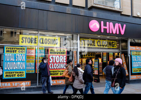 Oxford, UK. 14 janvier 2014. Le HMV store sur Cornmarket Street est fermé à la fin de février avant de déménager dans un nouveau magasin dans un lieu qui reste encore à être annoncé. La vente a tout stock prix réduit. Crédit : Andrew Paterson/Alamy Live News Banque D'Images