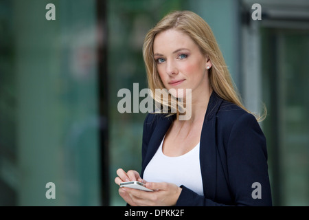 Young woman using smartphone Banque D'Images