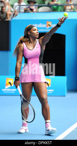 Melbourne, Victoria, Australie. 15 Jan, 2014. LI NA (CHN) en action au cours de sa victoire sur Belinda Bencic (SWI) dans leur féminin deuxième tour aujourd'hui. LI NA prendrait trois ensembles de gagner. 6-0, 7-6 (7-5) (Photos par Andrew Patron) Crédit : Andrew Patron/ZUMAPRESS.com/Alamy Live News Banque D'Images