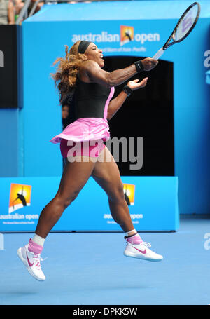 Melbourne, Victoria, Australie. 15 Jan, 2014. LI NA (CHN) en action au cours de sa victoire sur Belinda Bencic (SWI) dans leur féminin deuxième tour aujourd'hui. LI NA prendrait trois ensembles de gagner. 6-0, 7-6 (7-5) (Photos par Andrew Patron) Crédit : Andrew Patron/ZUMAPRESS.com/Alamy Live News Banque D'Images