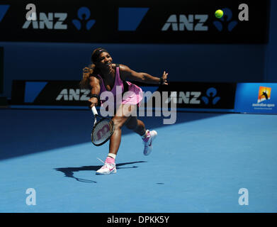 Melbourne, Victoria, Australie. 15 Jan, 2014. LI NA (CHN) en action au cours de sa victoire sur Belinda Bencic (SWI) dans leur féminin deuxième tour aujourd'hui. LI NA prendrait trois ensembles de gagner. 6-0, 7-6 (7-5) (Photos par Andrew Patron) Crédit : Andrew Patron/ZUMAPRESS.com/Alamy Live News Banque D'Images