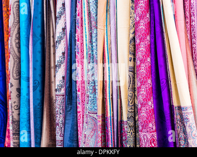 Foulards colorés vendus sur un marché local à Baku, Azerbaïdjan. Banque D'Images