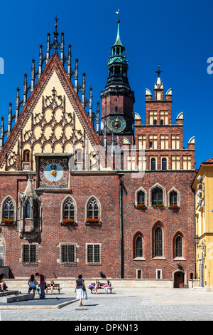 Le côté est de l'hôtel de ville néo-gothique ou Ratusz dans la place du marché de Wroclaw. Banque D'Images