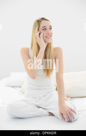 Gorgeous woman phoning pacifique avec son smartphone Banque D'Images