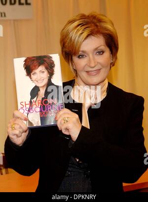 25 octobre 2006 - New York, New York, USA - Sharon Osbourne fait la promotion de son nouveau livre à Barnes & Nobles sur la cinquième avenue Sharon Osbourne EXTREMME : Mon autobiographie le 25 octobre 2006.. Andrea AR50433K Renault.(Image Crédit : © Globe Photos/ZUMAPRESS.com) Banque D'Images