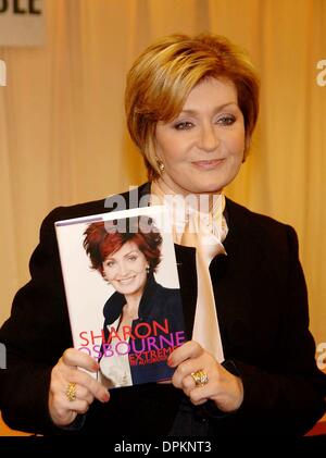 25 octobre 2006 - New York, New York, USA - Sharon Osbourne fait la promotion de son nouveau livre à Barnes & Nobles sur la cinquième avenue Sharon Osbourne EXTREMME : Mon autobiographie le 25 octobre 2006.. Andrea AR50433K Renault.(Image Crédit : © Globe Photos/ZUMAPRESS.com) Banque D'Images