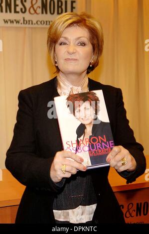 25 octobre 2006 - New York, New York, USA - Sharon Osbourne fait la promotion de son nouveau livre à Barnes & Nobles sur la cinquième avenue Sharon Osbourne EXTREMME : Mon autobiographie le 25 octobre 2006.. Andrea AR50433K Renault.(Image Crédit : © Globe Photos/ZUMAPRESS.com) Banque D'Images