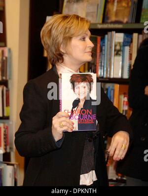 25 octobre 2006 - New York, New York, USA - Sharon Osbourne fait la promotion de son nouveau livre à Barnes & Nobles sur la cinquième avenue Sharon Osbourne EXTREMME : Mon autobiographie le 25 octobre 2006.. Andrea AR50433K Renault.(Image Crédit : © Globe Photos/ZUMAPRESS.com) Banque D'Images