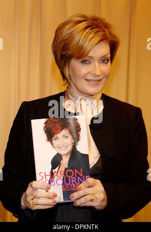 25 octobre 2006 - New York, New York, USA - Sharon Osbourne fait la promotion de son nouveau livre à Barnes & Nobles sur la cinquième avenue Sharon Osbourne EXTREMME : Mon autobiographie le 25 octobre 2006.. Andrea AR50433K Renault.(Image Crédit : © Globe Photos/ZUMAPRESS.com) Banque D'Images