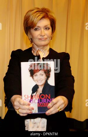 25 octobre 2006 - New York, New York, USA - Sharon Osbourne fait la promotion de son nouveau livre à Barnes & Nobles sur la cinquième avenue Sharon Osbourne EXTREMME : Mon autobiographie le 25 octobre 2006.. Andrea AR50433K Renault.(Image Crédit : © Globe Photos/ZUMAPRESS.com) Banque D'Images