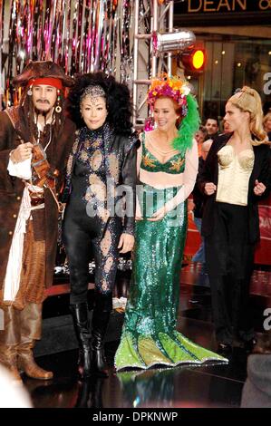 31 octobre 2006 - New York, New York - K50503AR.NBC's Today Show team s'habillent en costumes pour Halloween dans le Rockefeller Center le 31 octobre 2006... Andrea 2006 Renault/..Meredity Vieira que Bette Midler, Matt Lauer comme Capitaine Jack Sparrow, Ann Curry comme Cher et Natalie Morales que Madonna.(Image Crédit : © Globe Photos/ZUMAPRESS.com) Banque D'Images