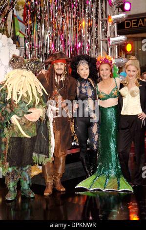 31 octobre 2006 - New York, New York - K50503AR.NBC's Today Show team s'habillent en costumes pour Halloween dans le Rockefeller Center le 31 octobre 2006... Andrea 2006 Renault/..Meredity Vieira que Bette Midler, Al Roker comme le méchant, Matt Lauer comme Capitaine Jack Sparrow, Ann Curry comme Cher et Natalie Morales que Madonna.(Image Crédit : © Globe Photos/ZUMAPRESS.com) Banque D'Images