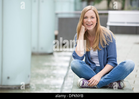 Portrait d'une jeune, souriant, blonde woman Banque D'Images