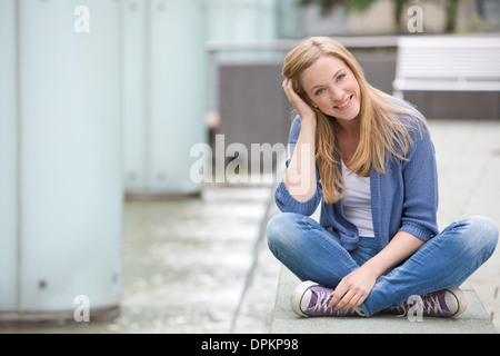 Portrait d'une jeune, souriant, blonde woman Banque D'Images