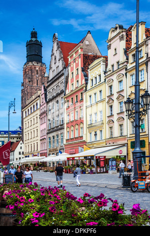 Maisons médiévales colorés et restaurants en plein air dans la vieille ville de Wroclaw ou la place du marché Rynek. Banque D'Images