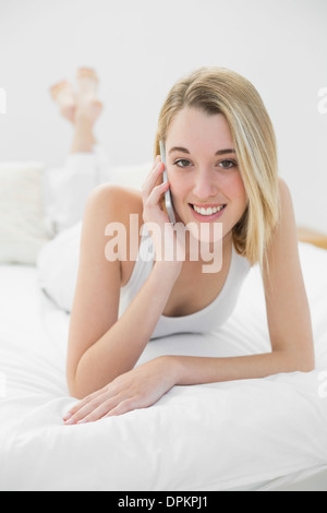 Belle content woman smiling at camera téléphoner avec son smartphone Banque D'Images