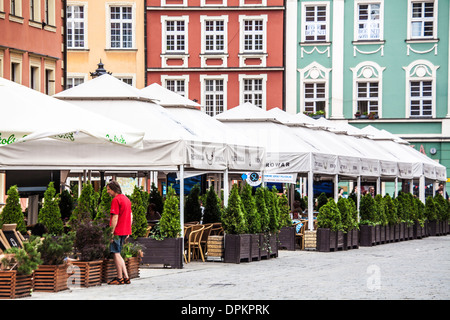 Restaurant en plein air de bars et colorés des maisons médiévales de la vieille ville de Wroclaw ou la place du marché Rynek. Banque D'Images