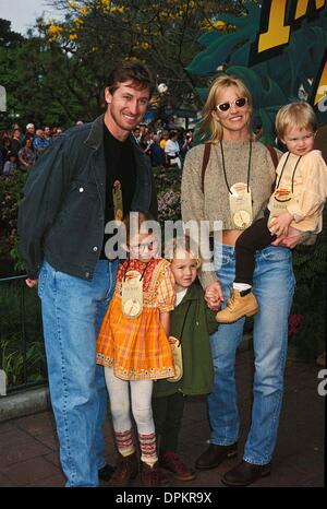 14 février 2006 - WAYNE GRETZKY AVEC JANET JONES AVEC LEURS ENFANTS À LA NOUVELLE AVENTURE D'INDIANA JONES RIDE.CRÉDIT PAR DAVE BENETT- GETTY IMAGES(Credit Image : © Globe Photos/ZUMAPRESS.com) Banque D'Images