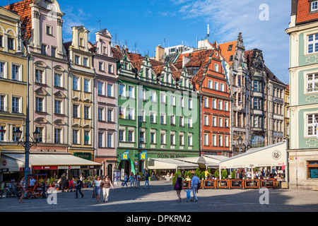 Restaurant en plein air et des bars médiévale et baroque colorés des maisons dans la vieille ville de Wroclaw ou la place du marché Rynek. Banque D'Images