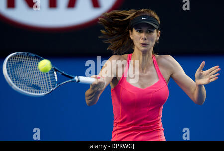 Melbourne, Australie. 15 Jan, 2014. Tsvetana Pironkova de Bulgarie renvoie la balle au cours de son féminin deuxième tour contre Samantha Stosur de l'Australie à l'Open de tennis d'Australie 2014 à Melbourne, Australie, le 15 janvier 2014. Tsvetana Pironkova a perdu 0-2. Credit : Bai Xue/Xinhua/Alamy Live News Banque D'Images