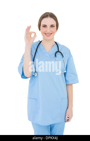 Femme médecin de donner un signal que tout va bien Banque D'Images