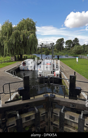 Bateaux en passant par Houghton Verrou sur Great Ouse River Banque D'Images