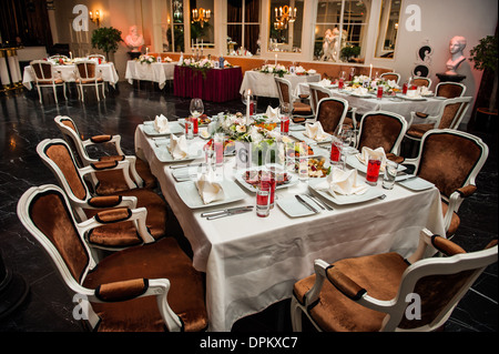 Réglage de la table de banquet de luxe au restaurant Banque D'Images