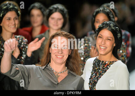 Berlin, Allemagne. 15 Jan, 2014. Fashion designer Anja Gockel (L) apparaît sur la piste à la fin de son défilé de Rebecca modèle Mir (R) lors de la Mercedes-Benz Fashion Week à Berlin, Allemagne, 15 janvier 2014. Les présentations des collections automne/hiver 2014/2015 à la Berlin Fashion Week aura lieu du 14 au 17 janvier 2014. Photo : MARC NRIT/dpa/Alamy Live News Banque D'Images