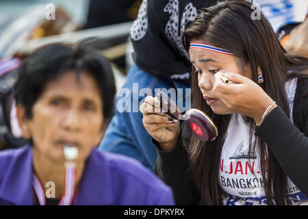 Bangkok, Thaïlande. 15 janvier 2014. Un manifestant anti-gouvernement met sur son maquillage lors de l'arrêt, Bangkok. Des dizaines de milliers de manifestants anti-gouvernementaux thaïlandais ont continué de bloquer les rues de Bangkok mercredi pour arrêter le Thai capitol. La protestation, ''SHUTDOWN Bangkok,'' devrait durer au moins une semaine. Bangkok arrêt est organisé par la réforme démocratique et de la SDRP (Comité). Il y a eu des fusillades presque chaque nuit à différents sites des manifestations autour de Bangkok. Credit : ZUMA Press, Inc./Alamy Live News Banque D'Images