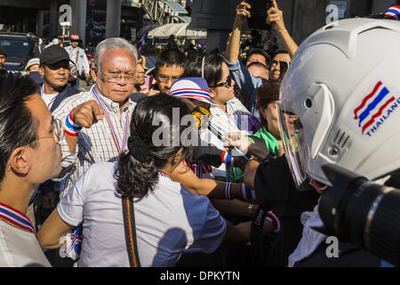 Bangkok, Thaïlande. 15 janvier 2014. SUTHEP THAUGSUBAN, ancien vice-premier ministre de la Thaïlande et chef de l'arrêt Bangkok les protestations anti-gouvernementales, arrive sur le site de protestation dans l'intersection d'Asoke. Des dizaines de milliers de manifestants anti-gouvernementaux thaïlandais ont continué de bloquer les rues de Bangkok mercredi pour arrêter le Thai capitol. La protestation, ''SHUTDOWN Bangkok,'' devrait durer au moins une semaine. Bangkok arrêt est organisé par la réforme démocratique et de la SDRP (Comité). Credit : ZUMA Press, Inc./Alamy Live News Banque D'Images