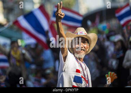 Bangkok, Thaïlande. 15 janvier 2014. Des manifestants anti-gouvernementaux se réunissent à l'étape de l'intersection d'Asoke Bangkok pour l'arrêt. Des dizaines de milliers de manifestants anti-gouvernementaux thaïlandais ont continué de bloquer les rues de Bangkok mercredi pour arrêter le Thai capitol. La protestation, ''SHUTDOWN Bangkok,'' devrait durer au moins une semaine. Bangkok arrêt est organisé par la réforme démocratique et de la SDRP (Comité). Il y a eu des fusillades presque chaque nuit à différents sites des manifestations autour de Bangkok. Credit : ZUMA Press, Inc./Alamy Live News Banque D'Images