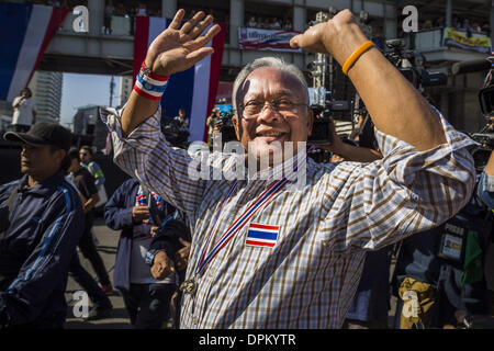 Bangkok, Thaïlande. 15 janvier 2014. SUTHEP THAUGSUBAN, ancien vice-premier ministre de la Thaïlande et chef de l'arrêt Bangkok les protestations anti-gouvernementales, promenades à travers le site de protestation dans l'intersection d'Asoke. Des dizaines de milliers de manifestants anti-gouvernementaux thaïlandais ont continué de bloquer les rues de Bangkok mercredi pour arrêter le Thai capitol. La protestation, ''SHUTDOWN Bangkok,'' devrait durer au moins une semaine. Bangkok arrêt est organisé par la réforme démocratique et de la SDRP (Comité). Credit : ZUMA Press, Inc./Alamy Live News Banque D'Images