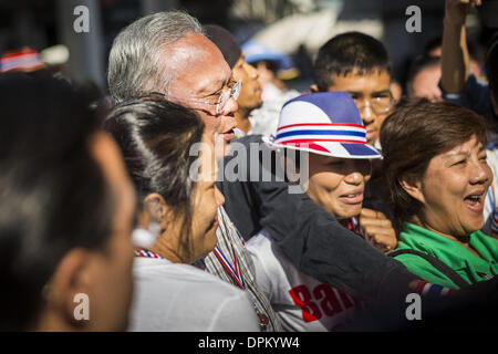 Bangkok, Thaïlande. 15 janvier 2014. SUTHEP THAUGSUBAN, ancien vice-premier ministre de la Thaïlande et chef de l'arrêt Bangkok les protestations anti-gouvernementales, arrive sur le site de protestation dans l'intersection d'Asoke. Des dizaines de milliers de manifestants anti-gouvernementaux thaïlandais ont continué de bloquer les rues de Bangkok mercredi pour arrêter le Thai capitol. La protestation, ''SHUTDOWN Bangkok,'' devrait durer au moins une semaine. Bangkok arrêt est organisé par la réforme démocratique et de la SDRP (Comité). Credit : ZUMA Press, Inc./Alamy Live News Banque D'Images