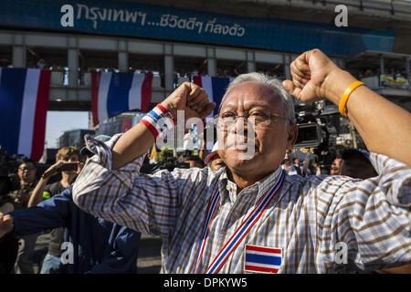 Bangkok, Thaïlande. 15 janvier 2014. SUTHEP THAUGSUBAN, ancien vice-premier ministre de la Thaïlande et chef de l'arrêt Bangkok les protestations anti-gouvernementales, promenades à travers le site de protestation dans l'intersection d'Asoke. Des dizaines de milliers de manifestants anti-gouvernementaux thaïlandais ont continué de bloquer les rues de Bangkok mercredi pour arrêter le Thai capitol. La protestation, ''SHUTDOWN Bangkok,'' devrait durer au moins une semaine. Bangkok arrêt est organisé par la réforme démocratique et de la SDRP (Comité). Credit : ZUMA Press, Inc./Alamy Live News Banque D'Images