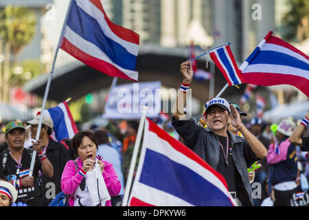 Bangkok, Thaïlande. 15 janvier 2014. Des manifestants anti-gouvernementaux se réunissent à l'étape de l'intersection d'Asoke Bangkok pour l'arrêt. Des dizaines de milliers de manifestants anti-gouvernementaux thaïlandais ont continué de bloquer les rues de Bangkok mercredi pour arrêter le Thai capitol. La protestation, ''SHUTDOWN Bangkok,'' devrait durer au moins une semaine. Bangkok arrêt est organisé par la réforme démocratique et de la SDRP (Comité). Il y a eu des fusillades presque chaque nuit à différents sites des manifestations autour de Bangkok. Credit : ZUMA Press, Inc./Alamy Live News Banque D'Images