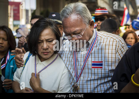 Bangkok, Thaïlande. 15 janvier 2014. SUTHEP THAUGSUBAN, ancien vice-premier ministre de la Thaïlande et chef de l'arrêt Bangkok les protestations anti-gouvernementales, promenades à travers le site de protestation dans l'intersection d'Asoke. Des dizaines de milliers de manifestants anti-gouvernementaux thaïlandais ont continué de bloquer les rues de Bangkok mercredi pour arrêter le Thai capitol. La protestation, ''SHUTDOWN Bangkok,'' devrait durer au moins une semaine. Bangkok arrêt est organisé par la réforme démocratique et de la SDRP (Comité). Credit : ZUMA Press, Inc./Alamy Live News Banque D'Images