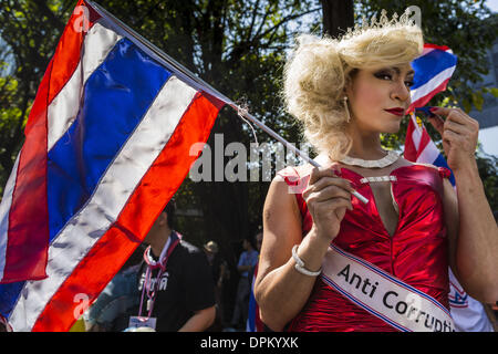 Bangkok, Thaïlande. 15 janvier 2014. Un travesti partisan de protestation contre le gouvernement Suthep Thaugsuban chef attend d'argent à l'aidant naturel Suthep pendant une marche de protestation à Bangkok. Des dizaines de milliers de manifestants anti-gouvernementaux thaïlandais ont continué de bloquer les rues de Bangkok mercredi pour arrêter le Thai capitol. La protestation, ''SHUTDOWN Bangkok,'' devrait durer au moins une semaine. Bangkok arrêt est organisé par la réforme démocratique et de la SDRP (Comité). Credit : ZUMA Press, Inc./Alamy Live News Banque D'Images