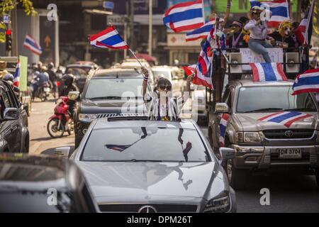 Bangkok, Thaïlande. 15 janvier 2014. Un manifestant anti-gouvernement se trouve dans le toit ouvrant de sa Mercedes Benz et les vagues drapeaux thaïlandais au cours d'un défilé anti-gouvernementale à Bangkok. Des dizaines de milliers de manifestants anti-gouvernementaux thaïlandais ont continué de bloquer les rues de Bangkok mercredi pour arrêter le Thai capitol. La protestation, ''SHUTDOWN Bangkok,'' devrait durer au moins une semaine. Bangkok arrêt est organisé par la réforme démocratique et de la SDRP (Comité). Credit : ZUMA Press, Inc./Alamy Live News Banque D'Images